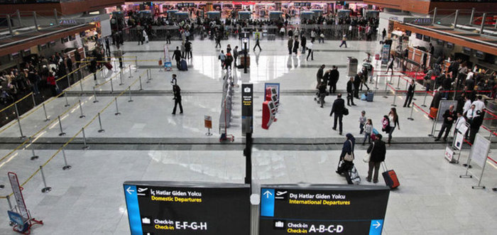 İstanbul'un iki havalimanında içi para dolu valizler yakandı