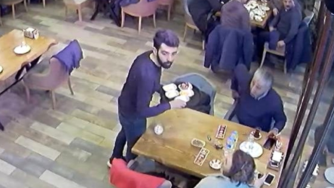 Sivrice depreminde herkes kaçarken servise devam eden garson dikkat çekti