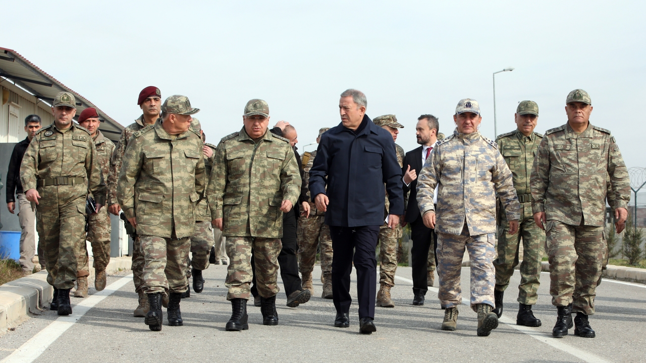 Milli Savunma Bakanı ve komutanlar sınırda