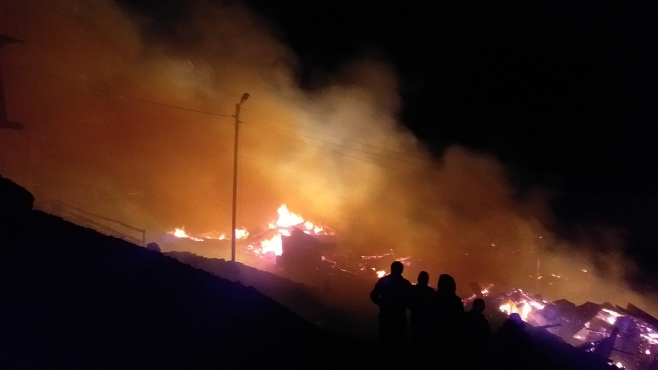 Erzurum'da alevler bir köyü esir aldı...