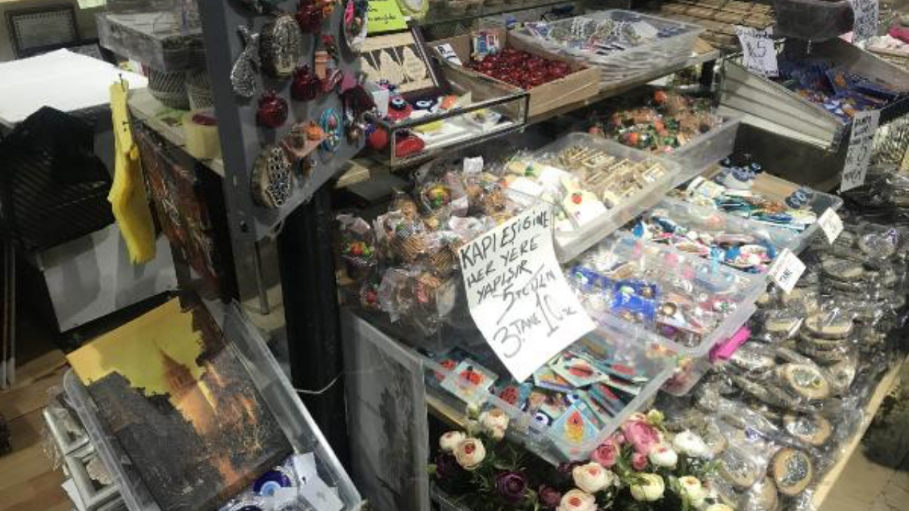 Çin'den ürün alamayan Eminönü esnafı dertli