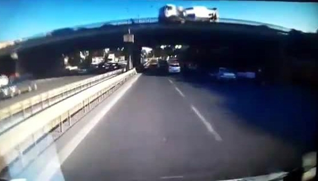 Köprüden uçan beton mikseri aracın üzerine düştü: 1 ölü, 4 yaralı...