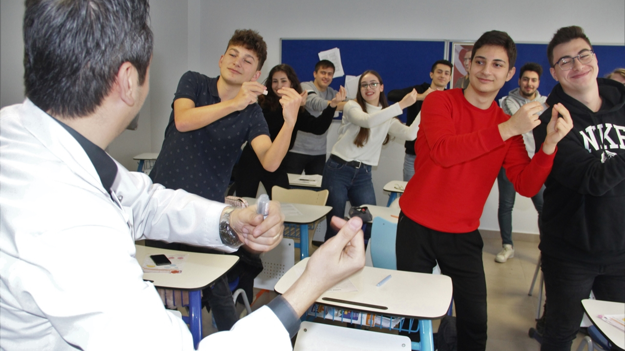 Geometriyi öğrencilerine erik dalıyla sevdirdi...