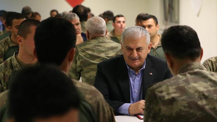 Başbakan Yıldırım'dan hudut karakoluna moral ziyareti