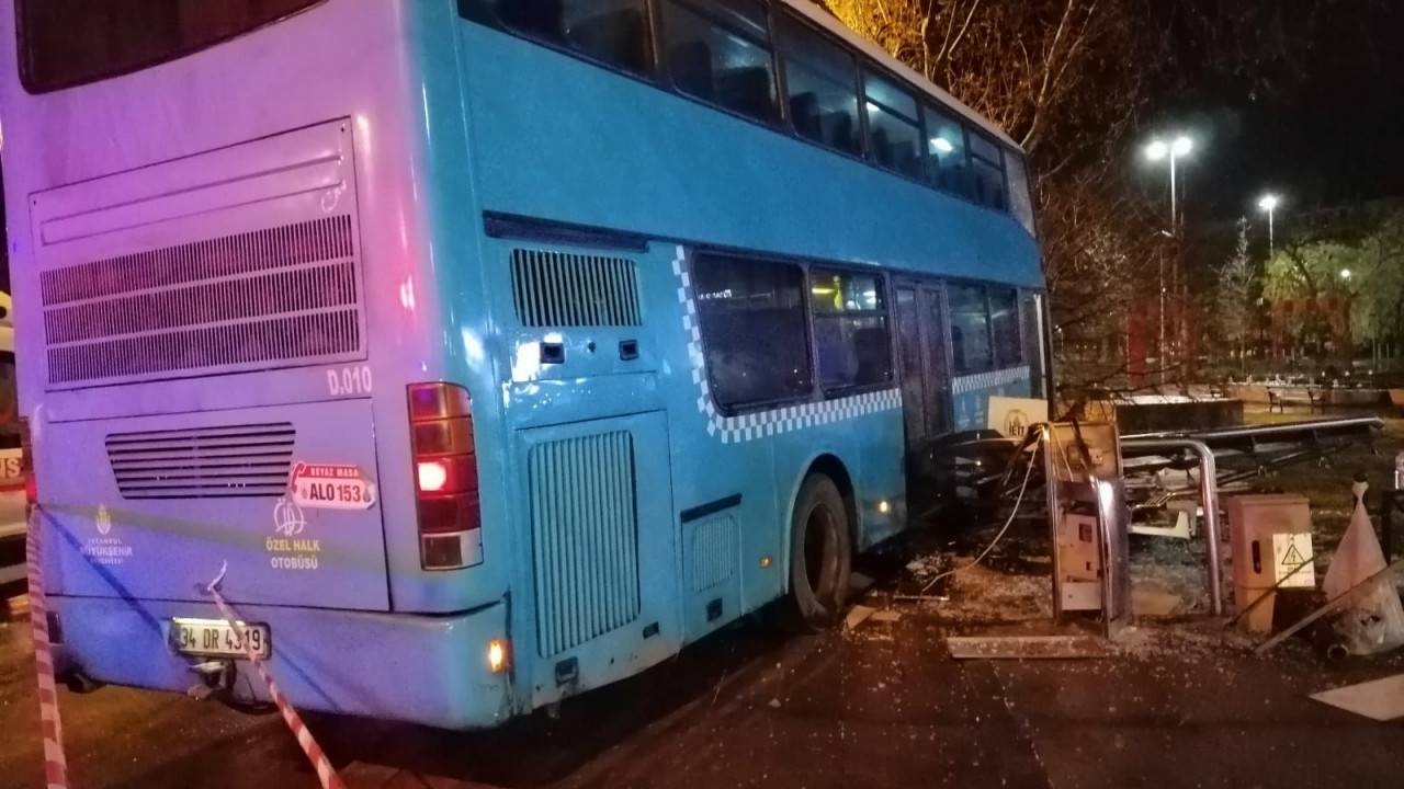 Kartal'da feci kaza! Otobüs durağa daldı...