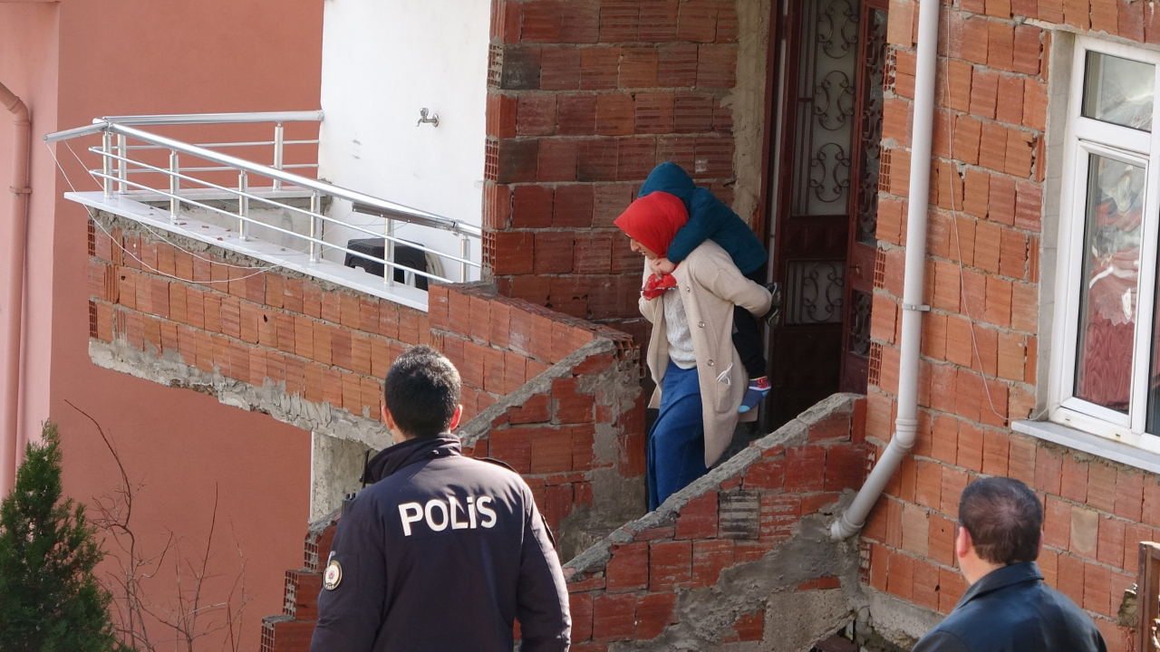 Ordu'da şiddetli fırtına çatıları uçurdu, 4 katlı bina tahliye edildi