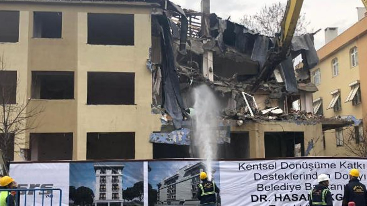 Büyükçekmece'de riskli bina belediye ekiplerince yıkıldı