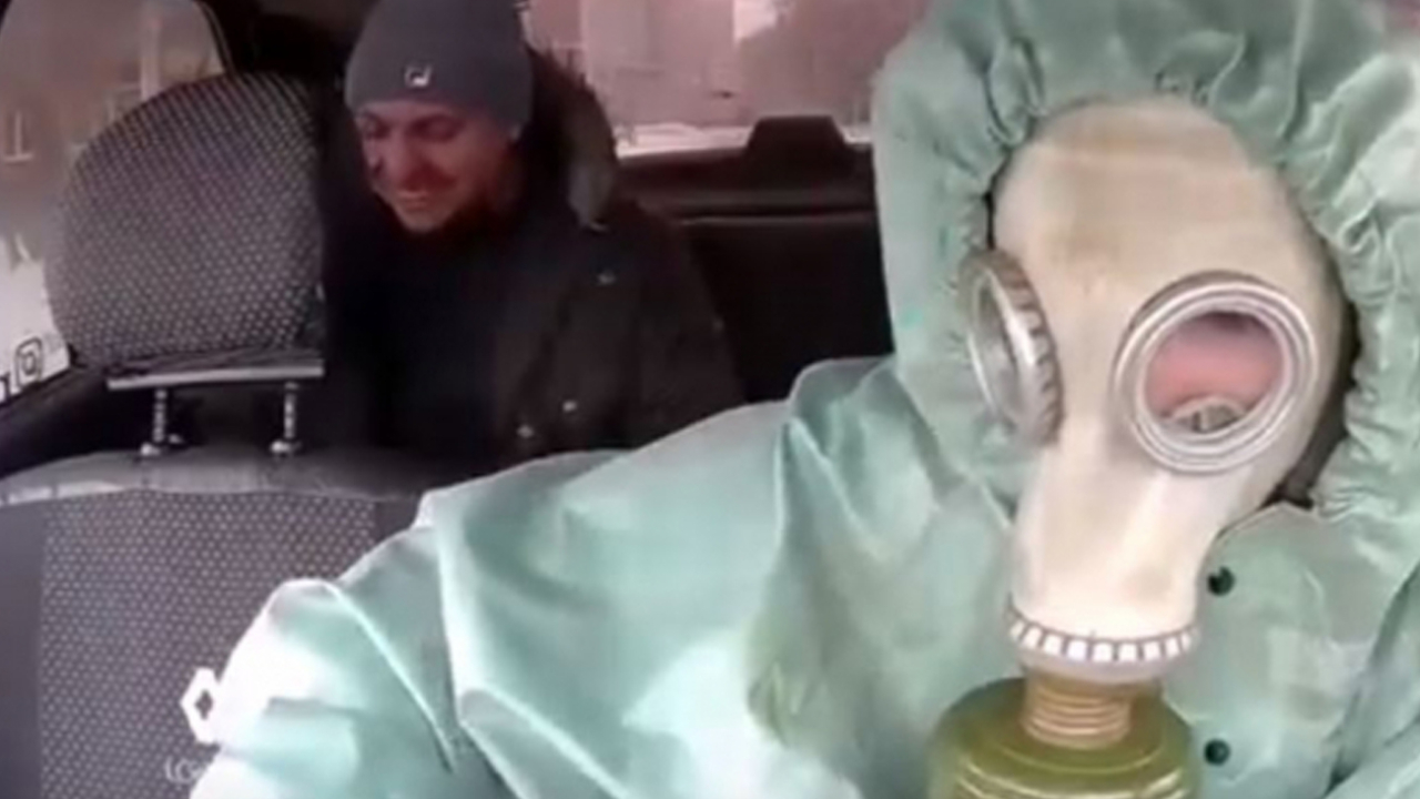 Rus taksi şoförlerinden koronavirüse karşı maskeli önlem