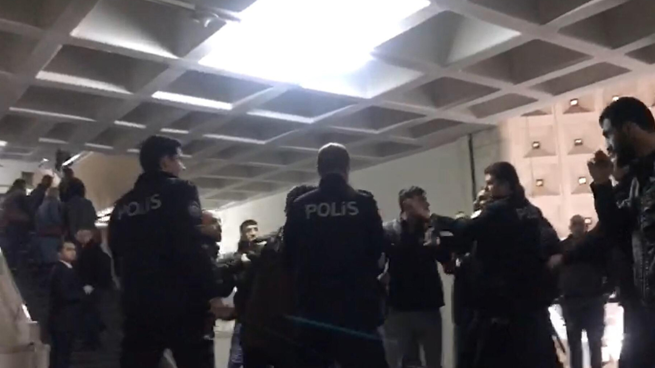 Adliyede cinayet sanığına akılalmaz pusu