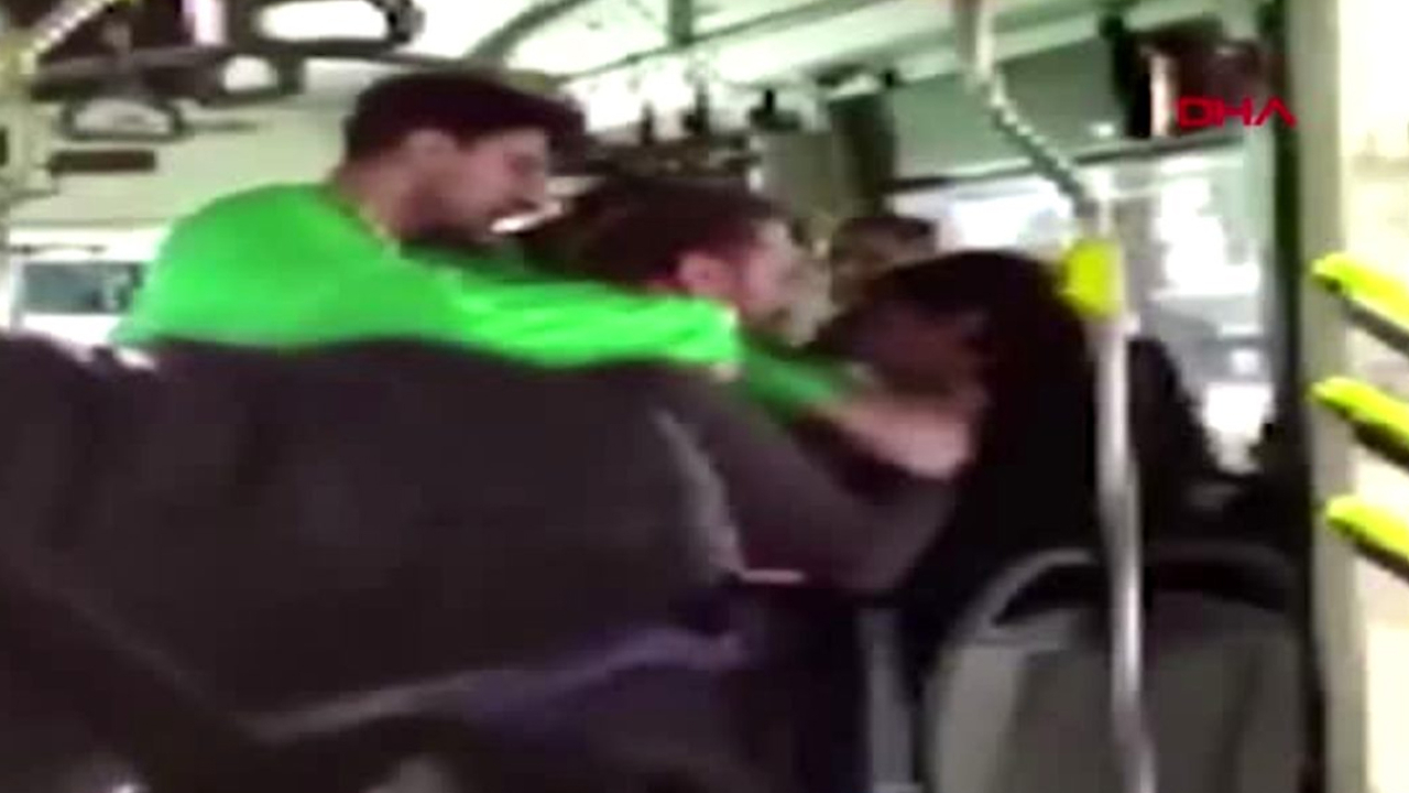 Otobüs şoförü üzeri kirli çocuğu otobüsten indirip tepki gösteren yolcuyu darp etti