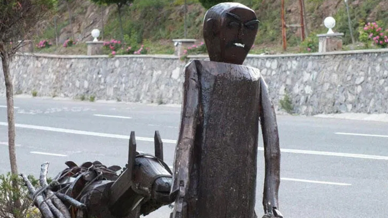 İlçe halkı şaşkın! 'Put' diyerek 30 heykeli yıktılar