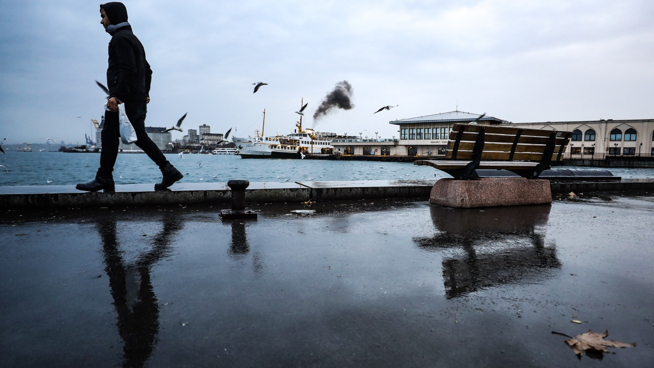 İstanbul, günün ilk ışıklarıyla yağışa teslim oldu