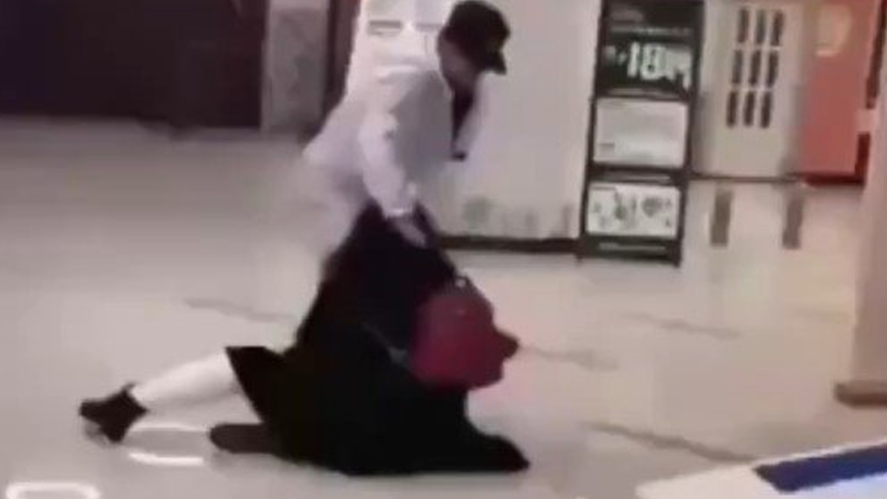 Maskesiz dışarı çıkan kadını tekme tokat dövdüler