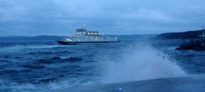 Feribotta büyük panik! Ön kapak denize düştü, araçlar savruldu