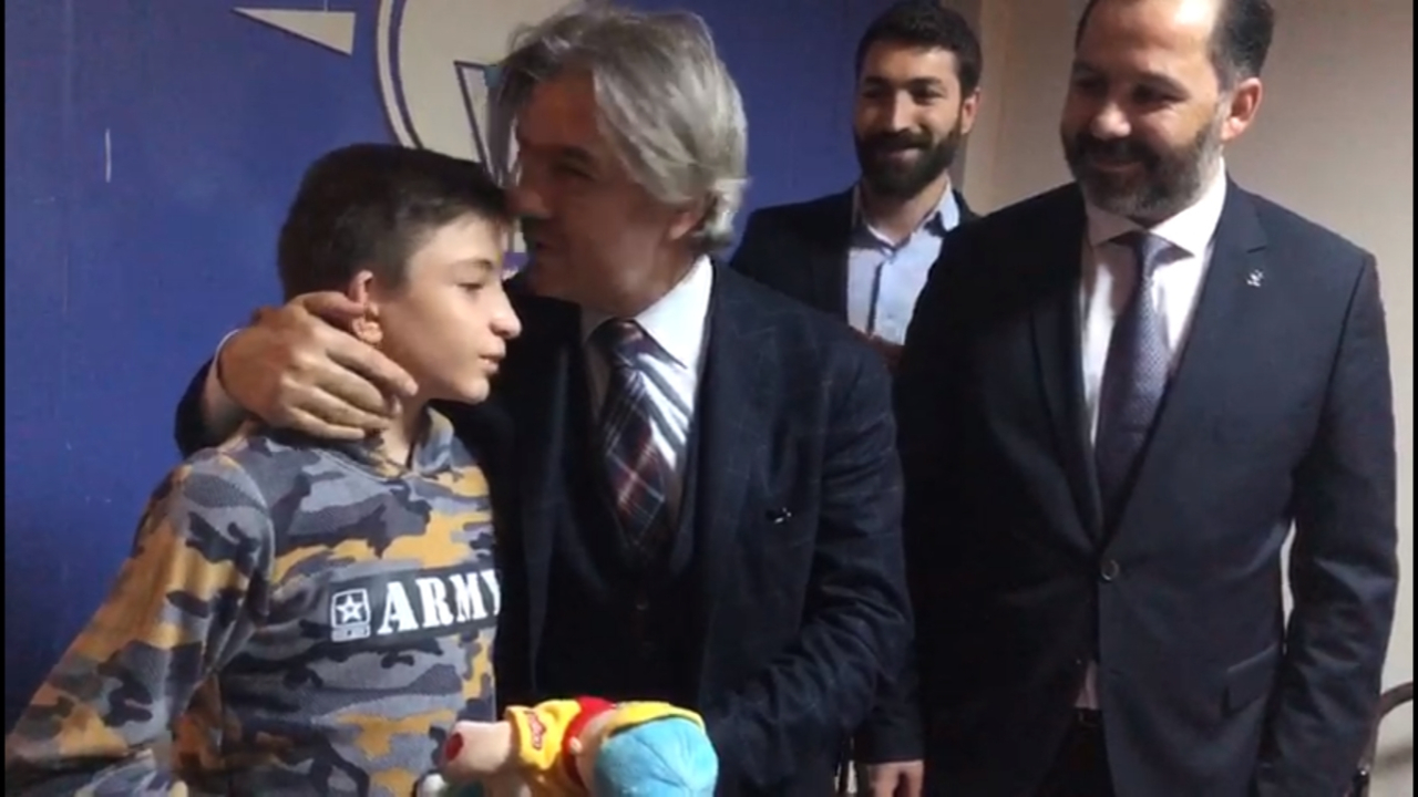 Küçük öğrenciden Demircan'a duygulandıran emanet...