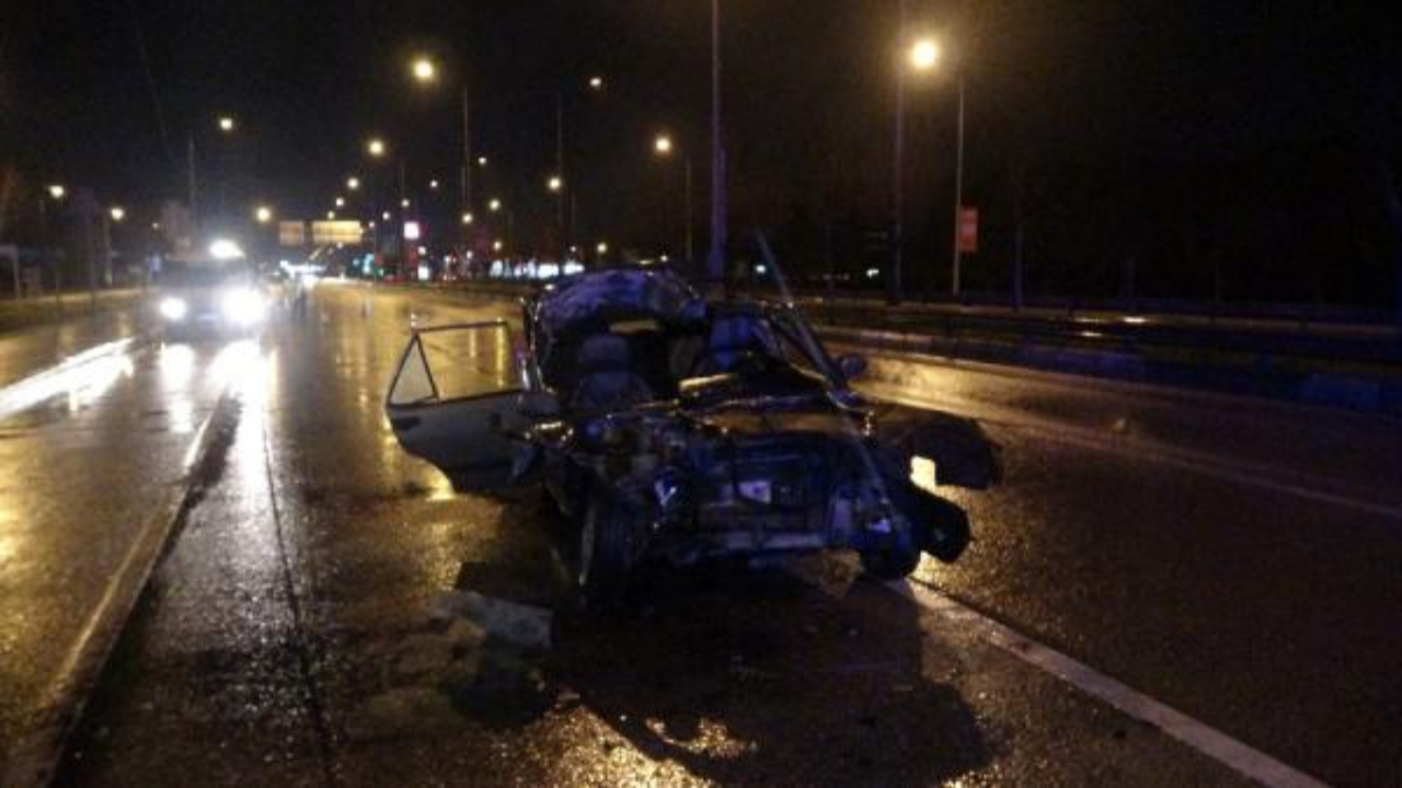 Kaza yapan sürücü yaralı arkadaşlarını bırakıp kaçtı