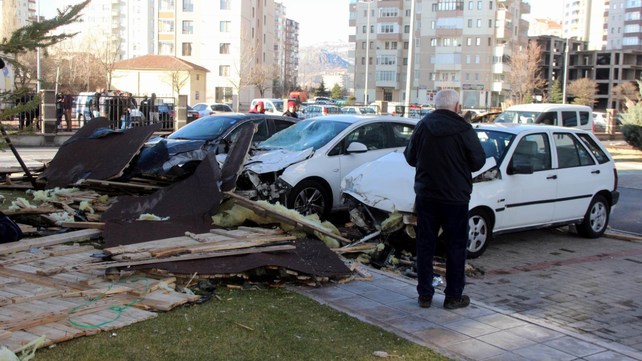Rüzgar Kayseri'yi savaş alanına çevirdi: Çatılar uçtu, ağaçlar devrildi, okullar tatil edildi