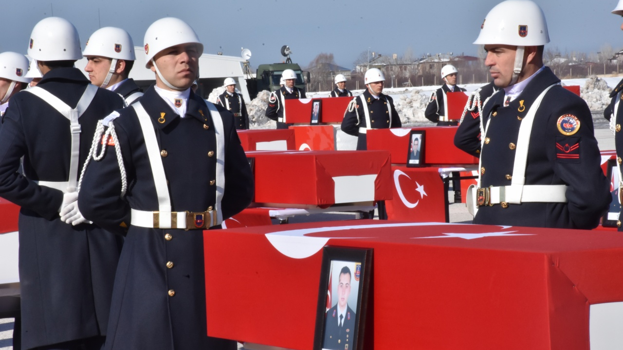 Çığ şehitlerine veda