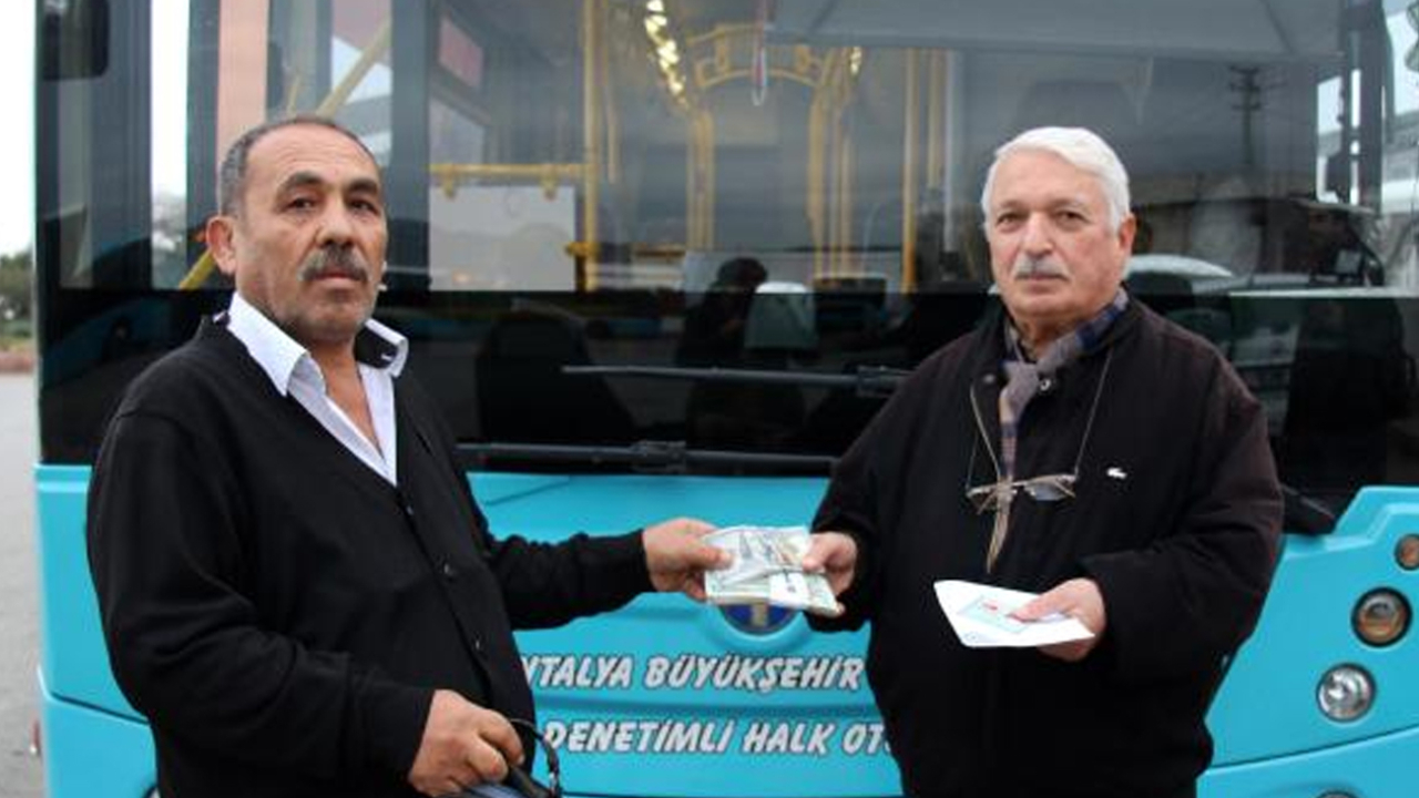 Otobüs şoförü, içinde 18 bin dolar olan çantayı sahibine teslim etti