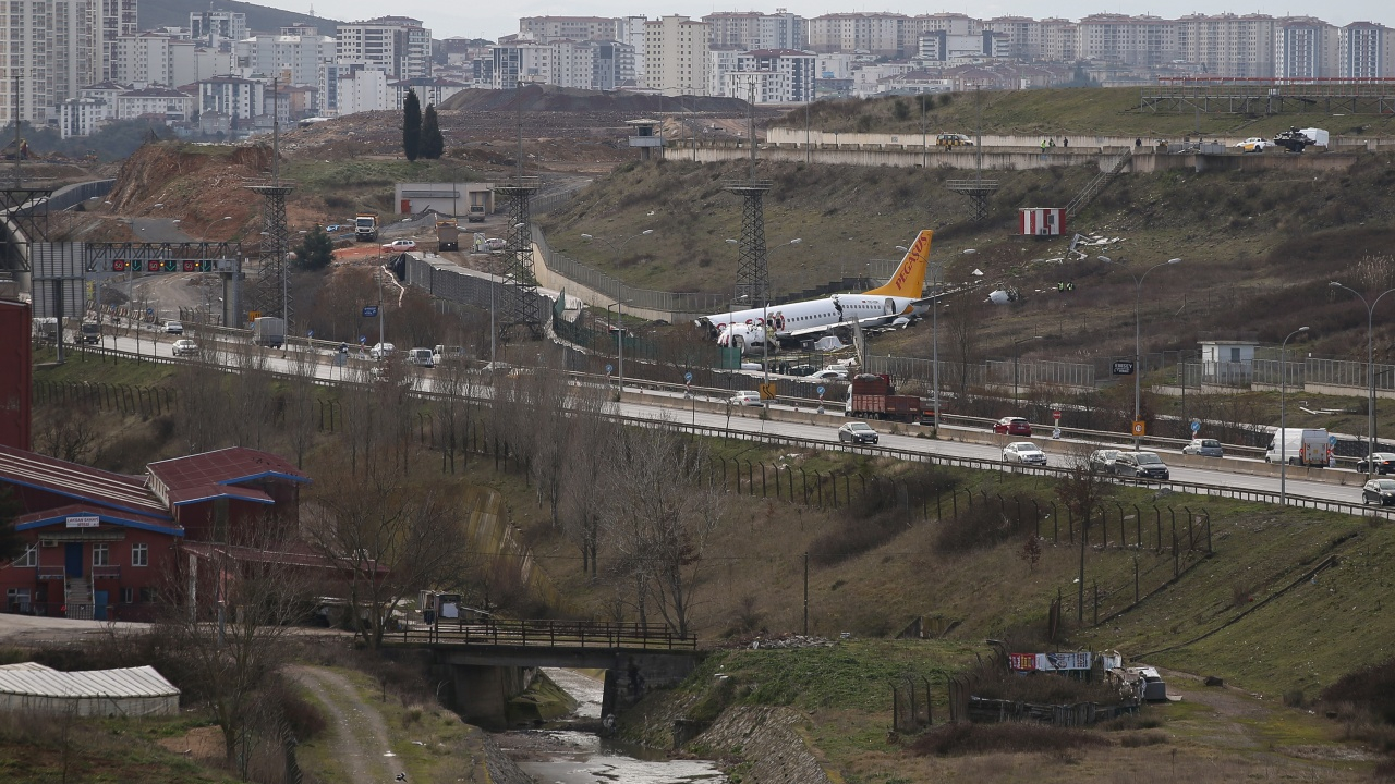 Pegasus uçağının enkaz kaldırma çalışmaları sürüyor