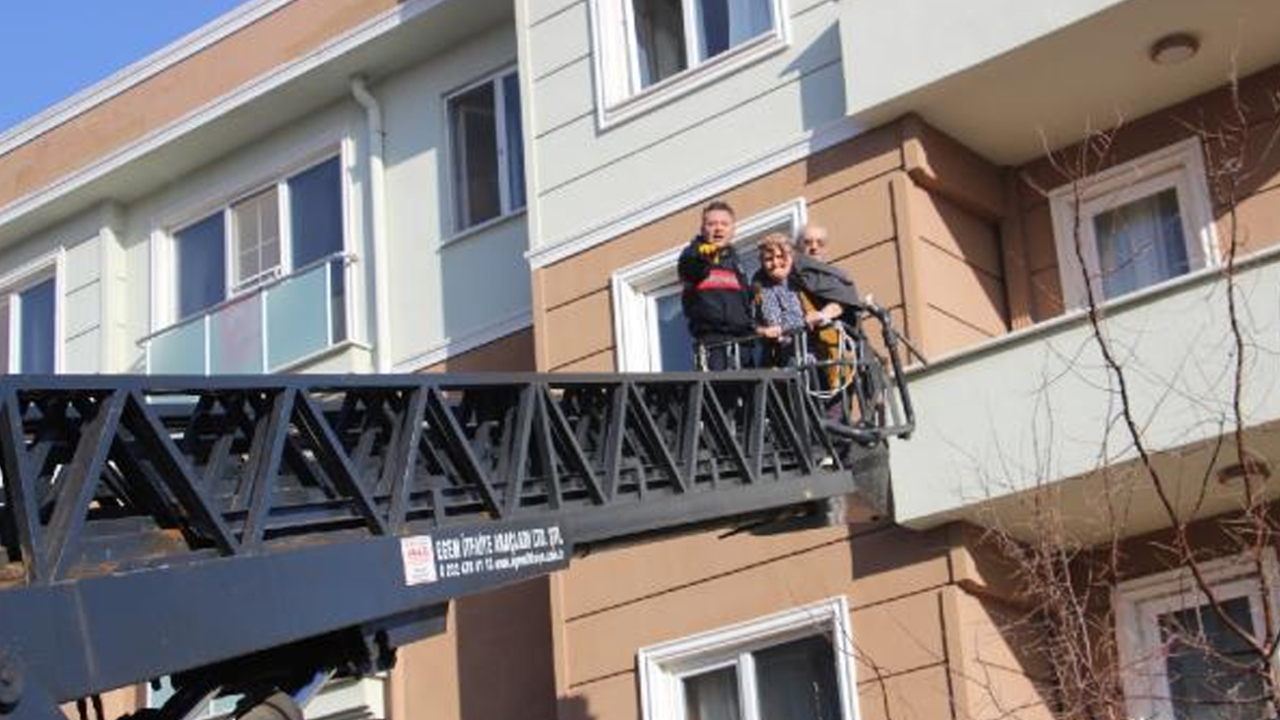 4 katlı apartmanda yangın; 10 kişi balkonlardan merdivenle kurtarıldı