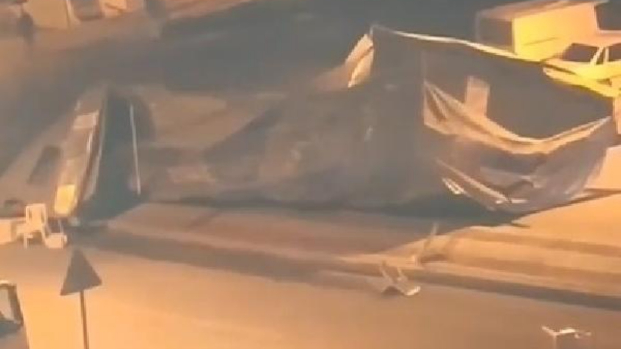 Taziye çadırı rüzgarın şiddetini kaldıramadı