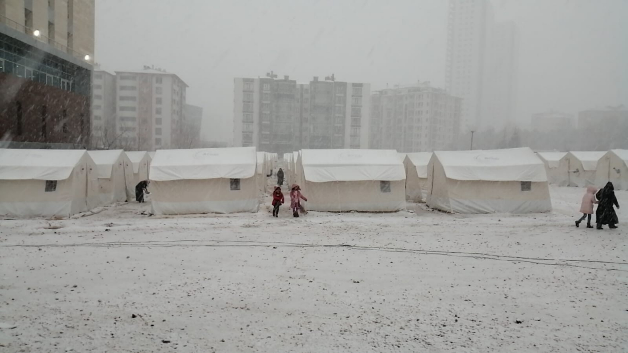 Deprem bölgesinde yoğun kar yağışı
