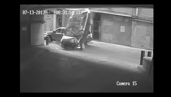 Otomobille otoparkın 7. katından böyle düştü...
