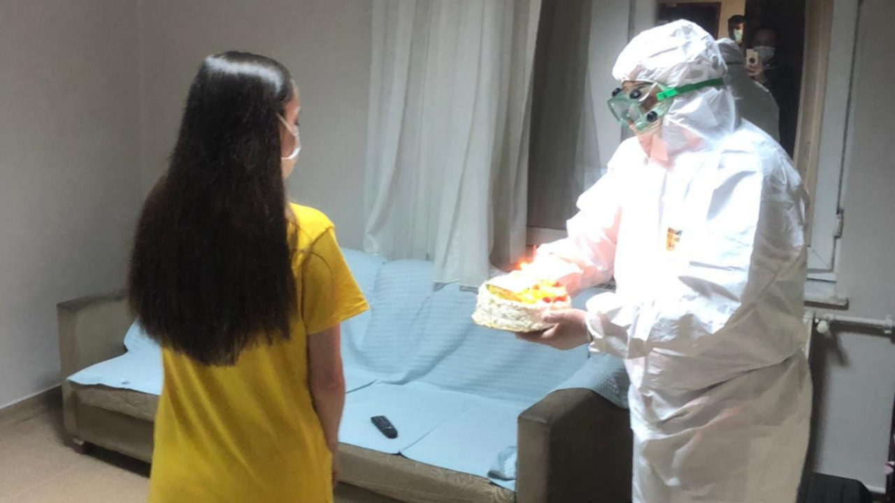 Bakan Koca'dan, Vuhan'dan gelen öğrenciye sürpriz