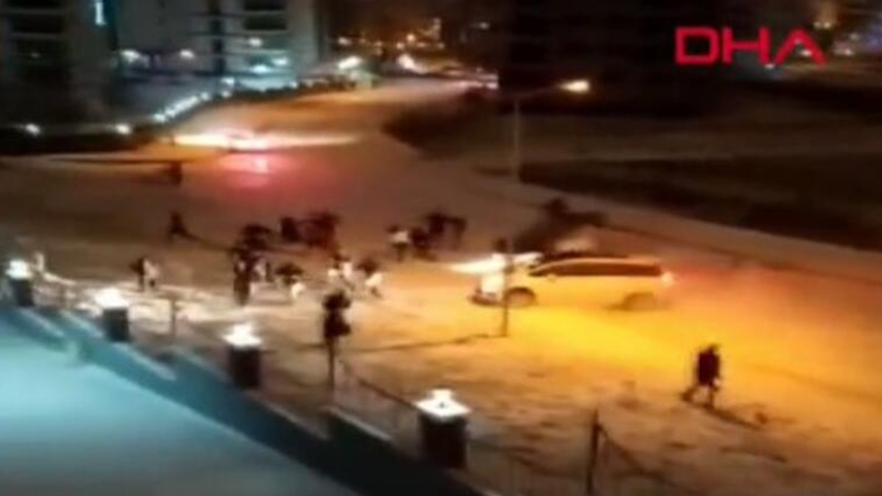 Samsun'da faciadan dönüldü! 2 araç kalabalığa daldı