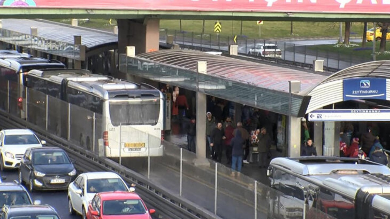 Metrobüs durakta bekleyen yolcuya çarptı!