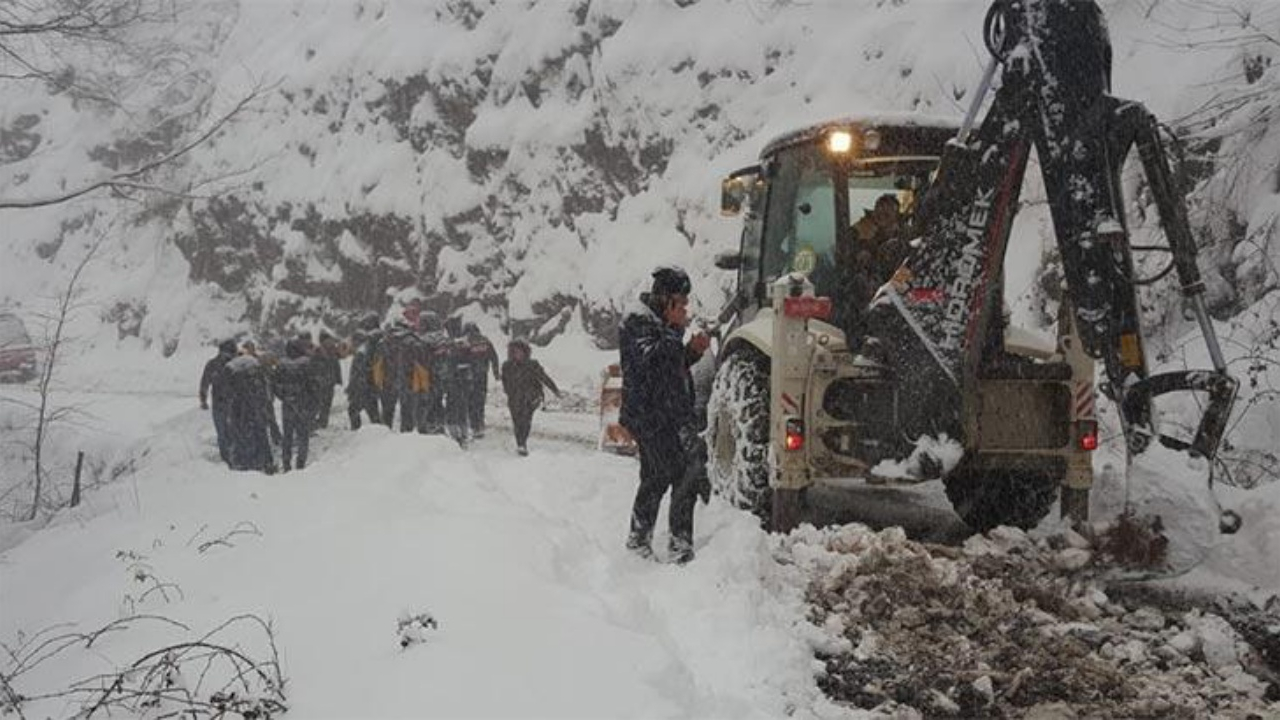 Karda yol açan iş makinesi uçuruma yuvarlandı!