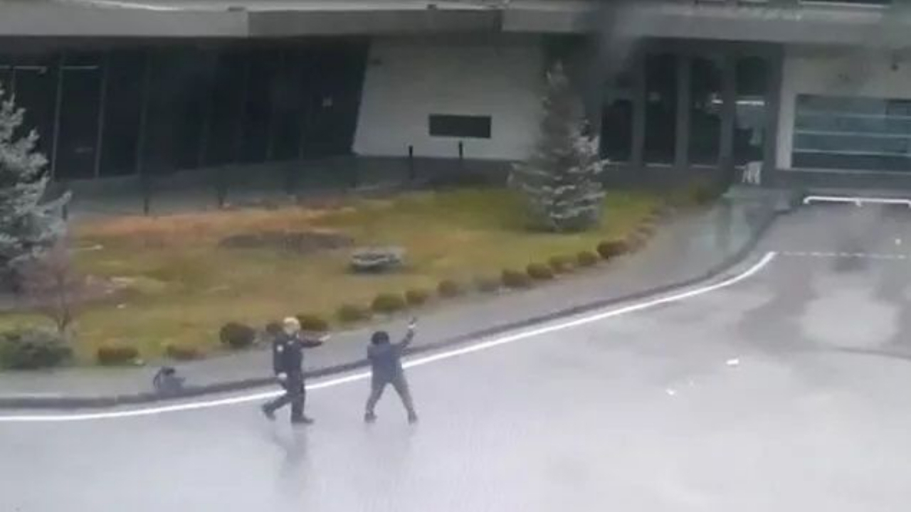Eşiyle tartıştı, otogarın ortasında ateş açtı
