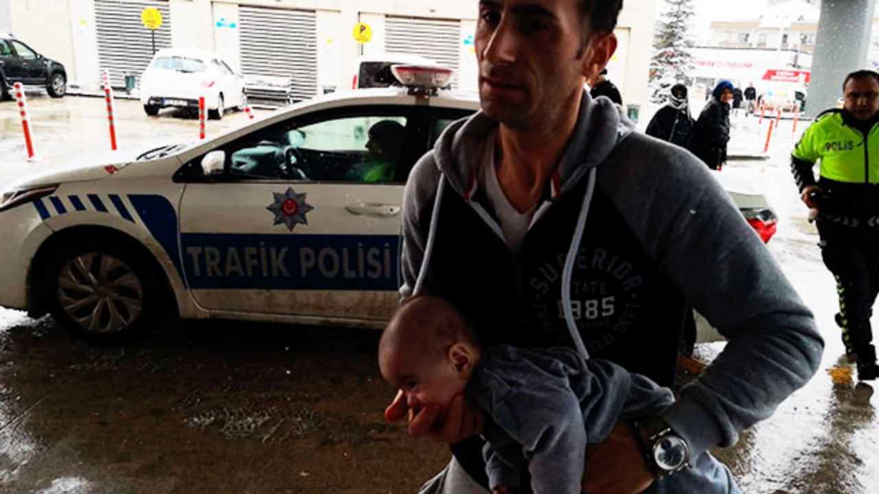 Dili boğazına kaçan bebeği hastaneye yetiştirdi