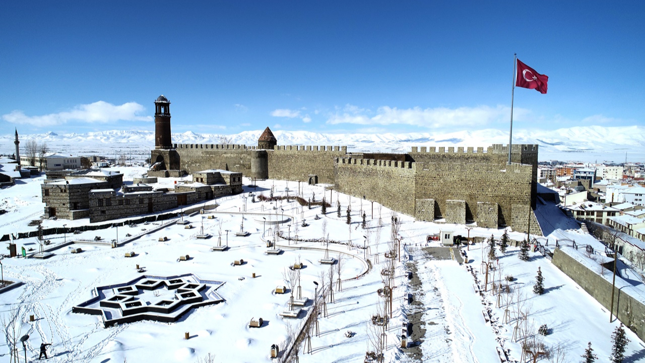 Erzurum'un tarihi mekanlarından kar manzaraları!