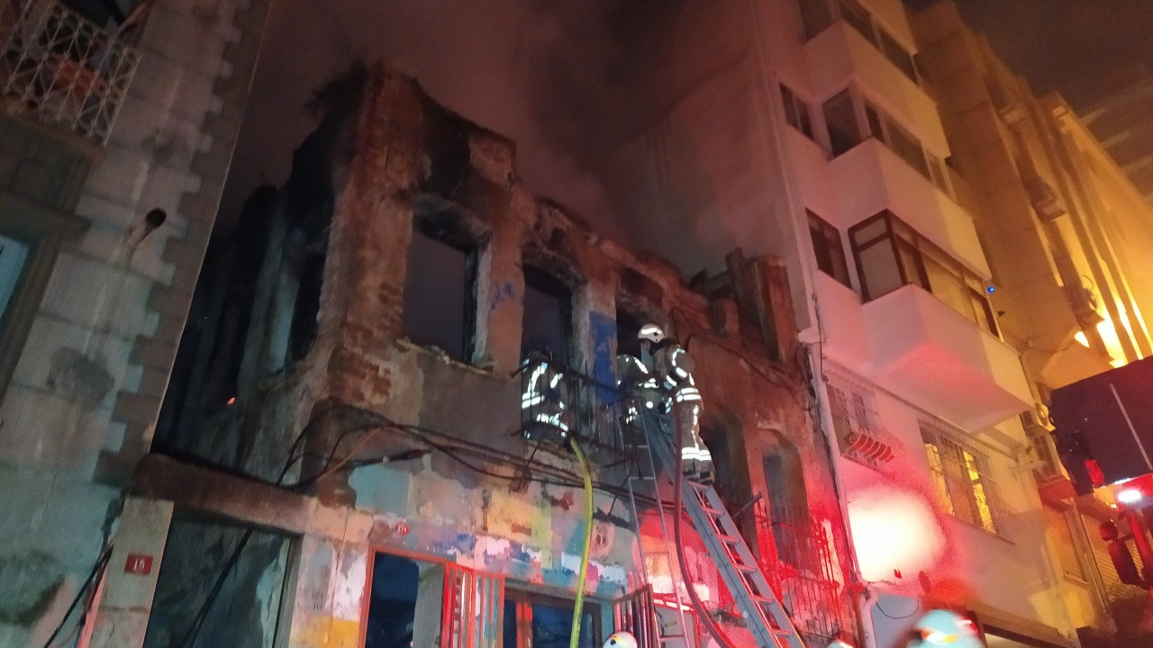 Beyoğlu'nda gecenin karanlığını aydınlatan yangın