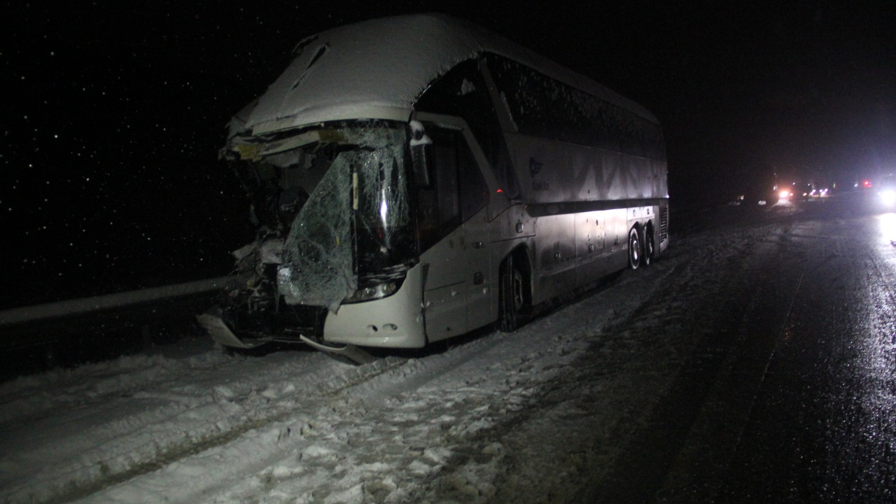 Samsun'da yolcu otobüsü TIR'a çarptı