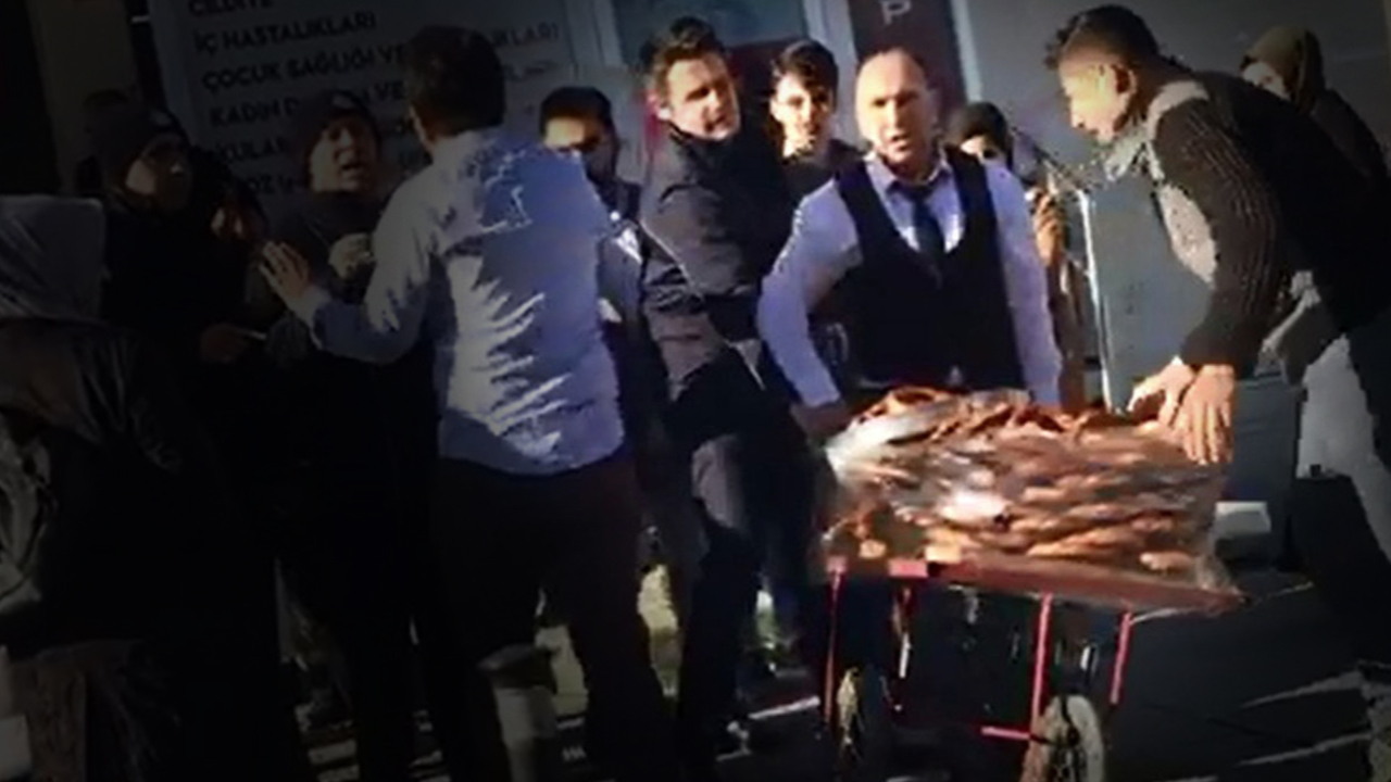 Zabıtanın seyyar satıcıya müdahalesine kızdı, simitleri satın aldı