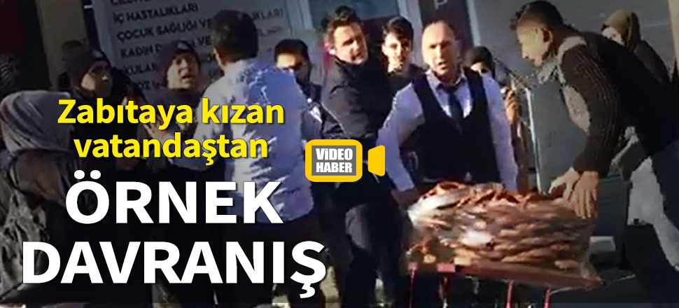 Zabıtanın seyyar satıcıya müdahalesine kızdı, simitleri satın aldı