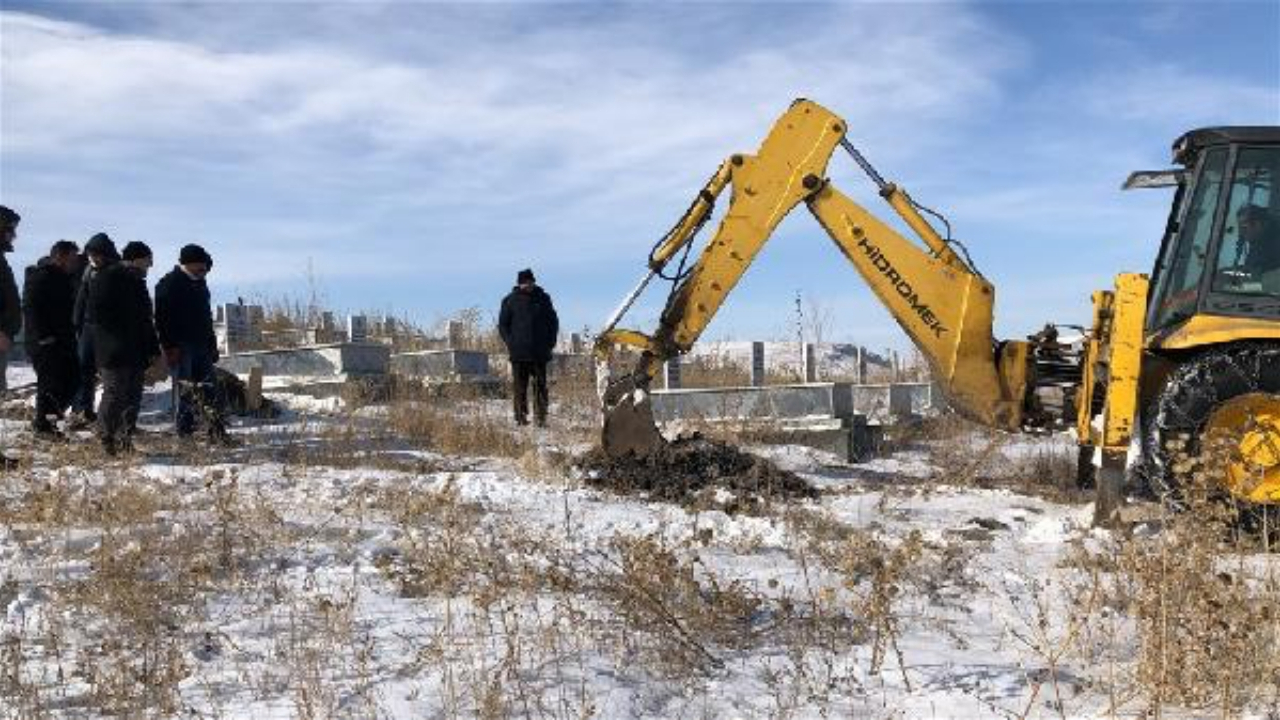 Kars'ta defin işlemine donmuş toprak engeli