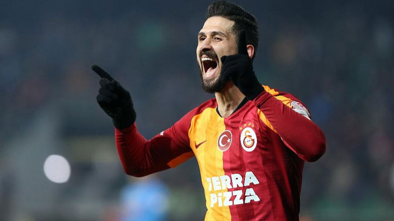 Emre Akbaba Belhanda'yı solladı!