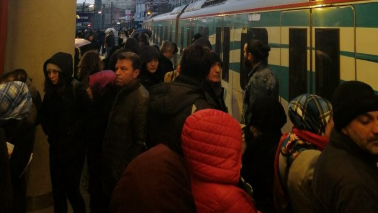 Marmaray istasyonunda gergin anlar! Önce zam şimdi arıza...