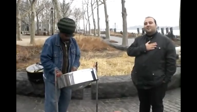 Amerika'da bir sokak müzisyeninden 'İstiklal Marşı' performansı!