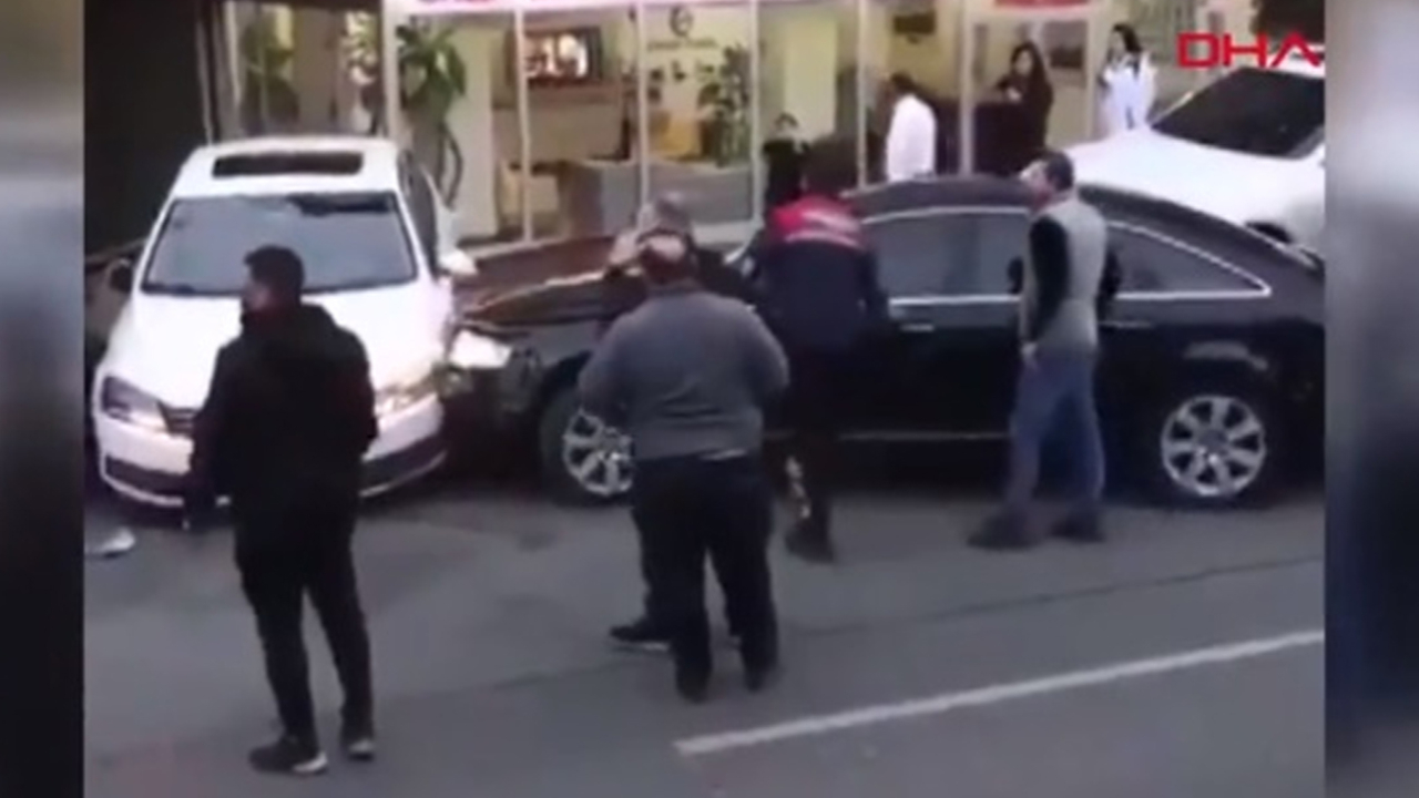 Sinirli sürücü otoparkın önünü kapatan araca defalarca böyle çarptı