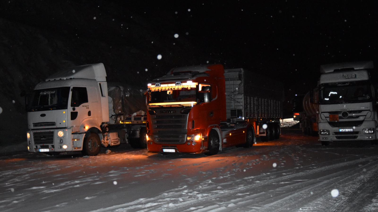 Malatya-Adıyaman kara yolu ulaşıma kapandı...