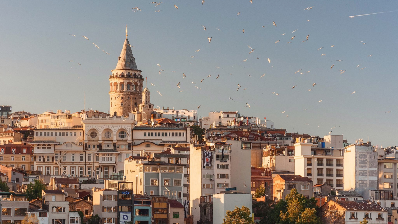 İstanbul'un simgesini kirlettiler! Tepki çeken yazılar...