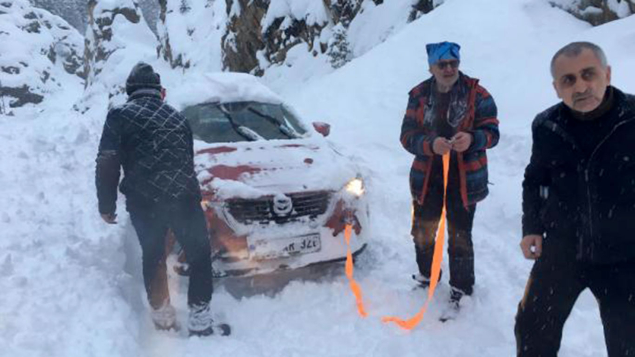 Artvin'de çığ düştü: 20 araçlık konvoy mahsur kaldı