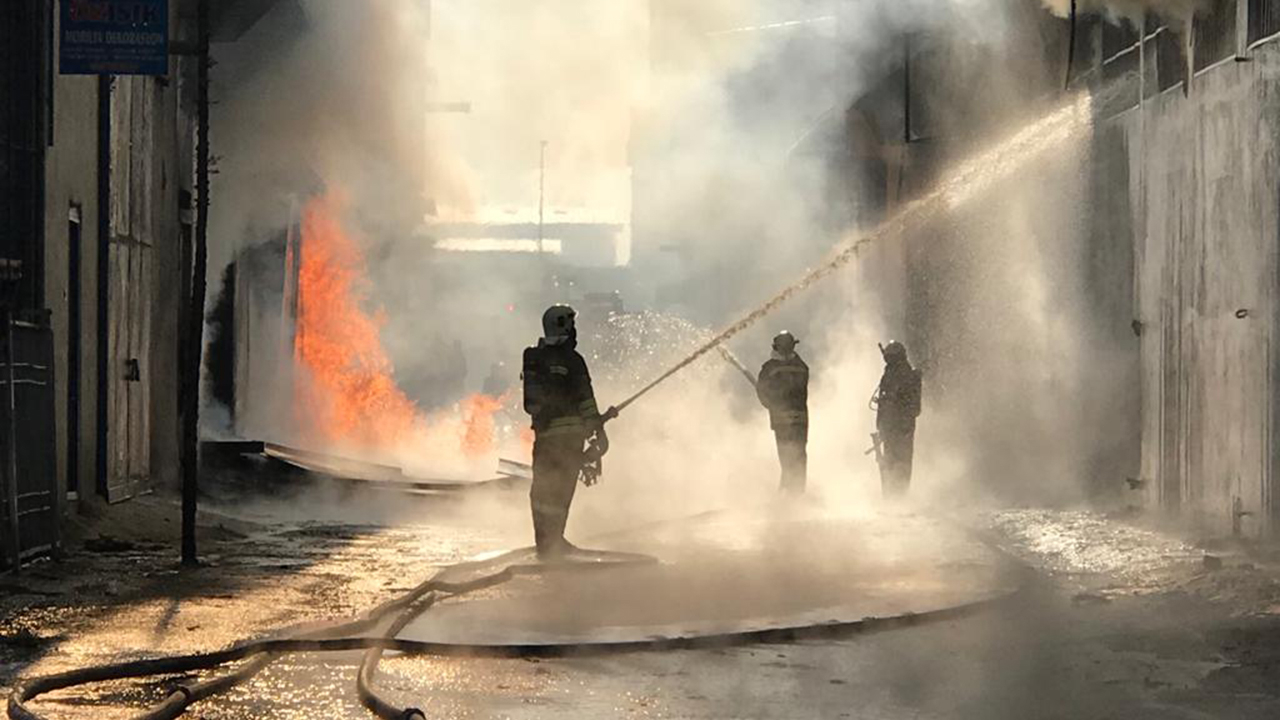 Gaziantep'te boya ve tiner atölyesinde yangın