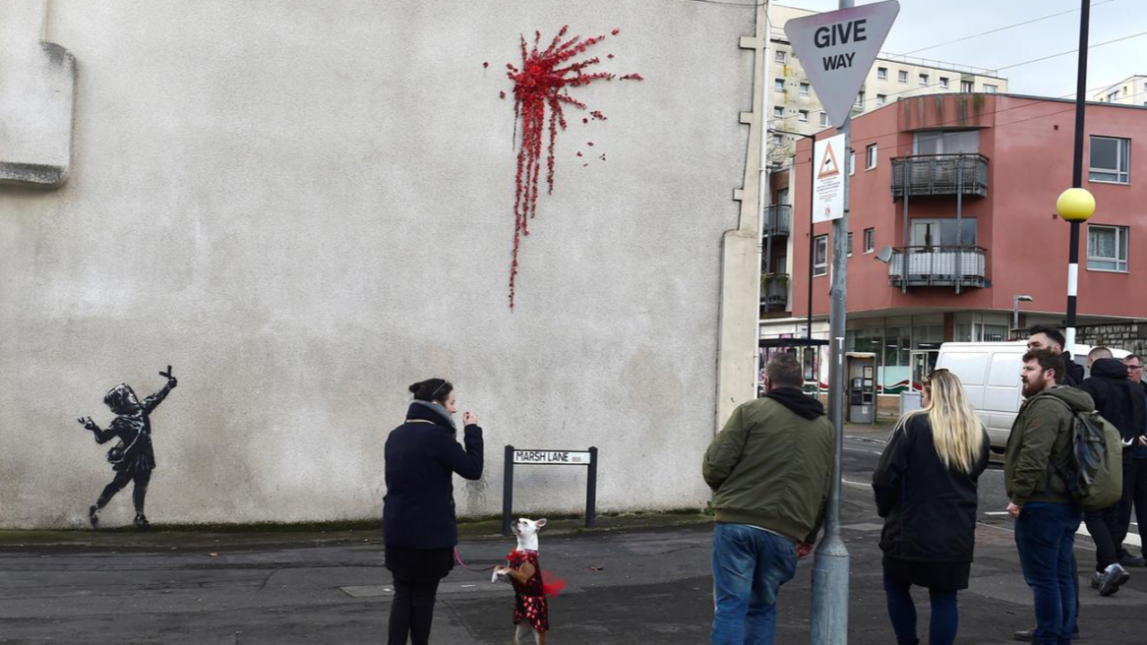 Ünlü sokak sanatçısı Banksy'den 'Sevgililer Günü'ne özel yeni bir eser