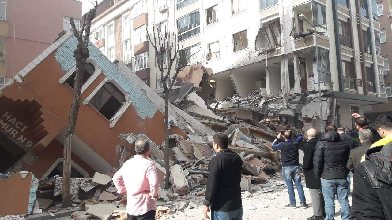 Bahçelievler'de 7 katlı bina çöktü! Belediye Başkanı açıkladı: Bina içinde birkaç hurdacı olduğu bilgisi var